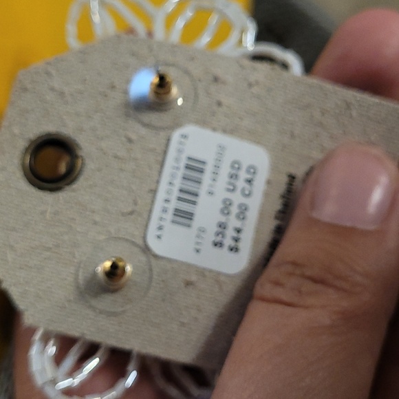 NWT Anthropologie Beaded floral Post earrings small - Picture 4 of 4